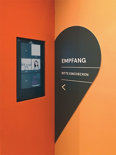 Beschilderung und Touchscreen, der in der Wand eingelassen wurde
